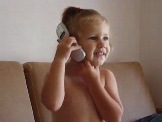 Elora téléphone à Papy et Mamie