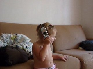 Elora téléphone à ses cousin cousines