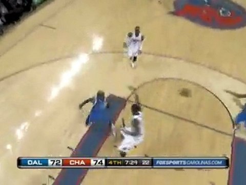 Shawn Marion finishes the Maverick fast break with a two-han