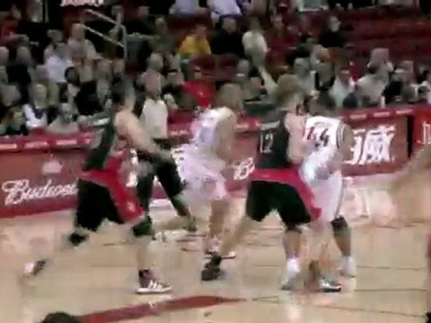 Chuck Hayes finds Aaron Brooks with this awesome behind-the-