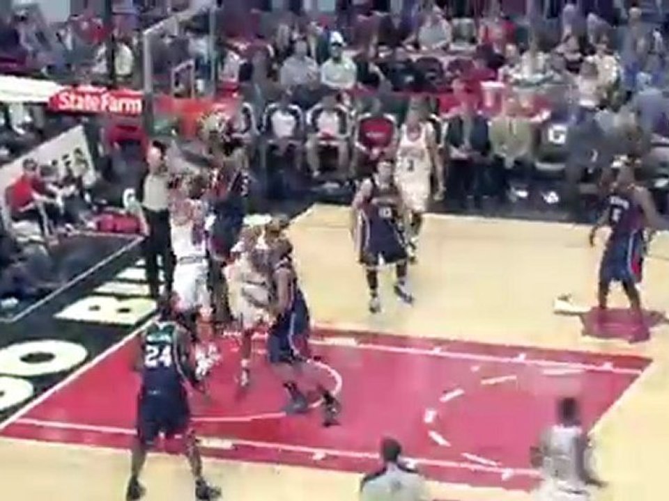 Josh Smith crushes Brad Miller's layup against the backboard