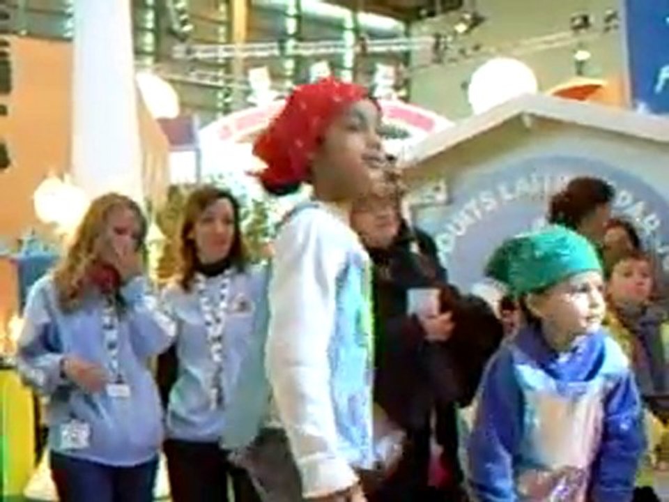 Publicité pour le lait dansé par les enfants dont Maëlys