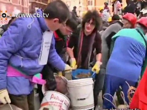 Terremoto - La 'protesta' delle carriole a L'Aquila. 'Rimuov