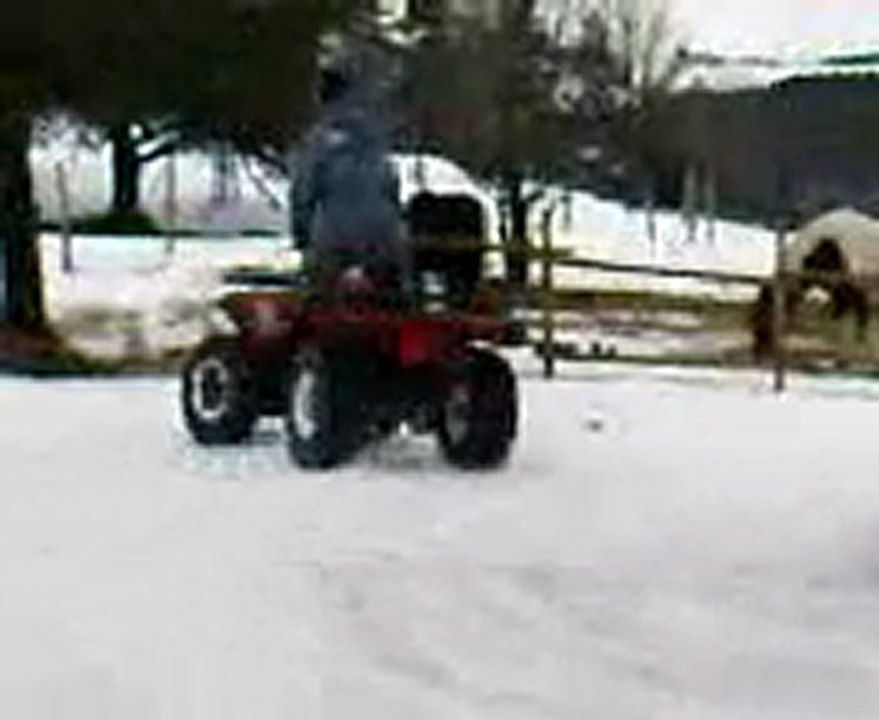 un agriculteur qui drift en quad sur la neige