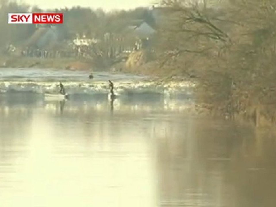surfers sur un fleuve
