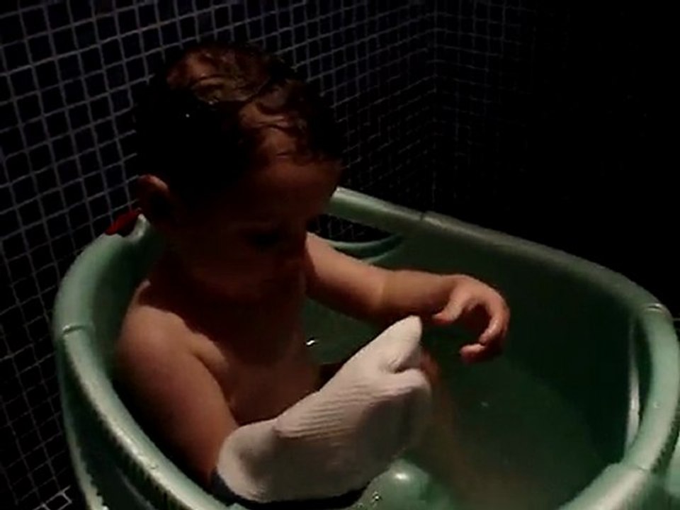 03-03-10 Axelle se lave