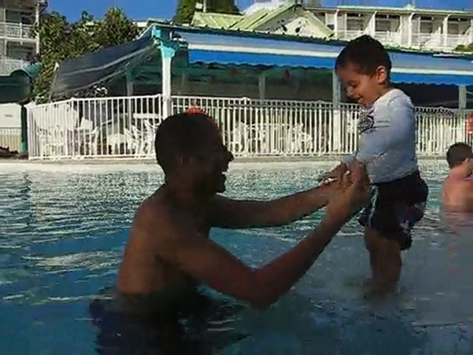 Yanis à la piscine en Martinique 1