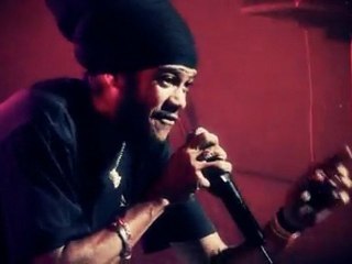 Yaniss Odua "YEAH YEAH"