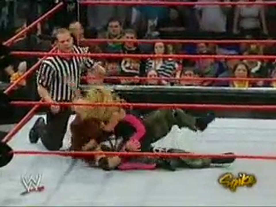 Lita vs. Trish Stratus December 06,2004