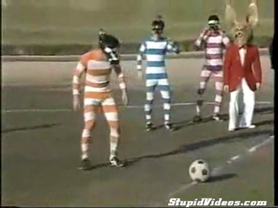 Calcio giocato con binocoli
