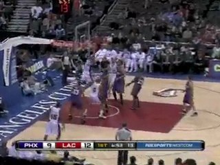 Eric Gordon takes the pass from Baron Davis and drives the p