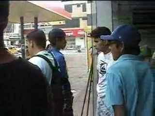 Grifo atacado por comerciantes