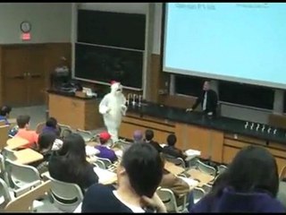 Une poule qui chante en classe