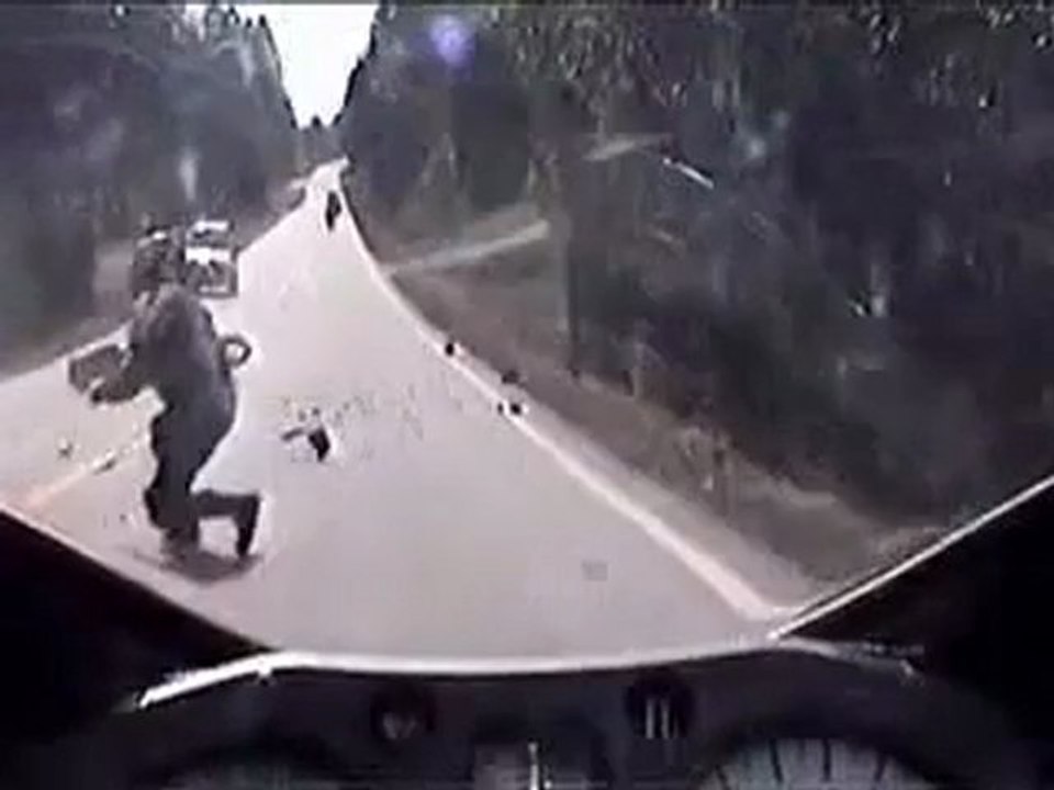 Mixis.fr_Accident Moto En Wheeling...
