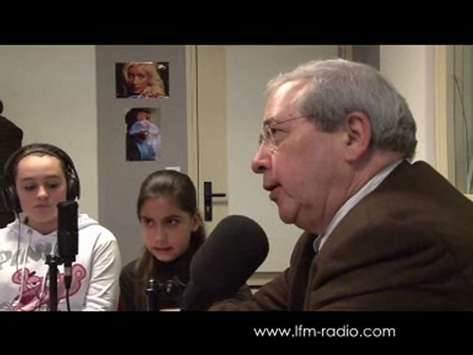 Jean-Paul Huchon au micro des enfants