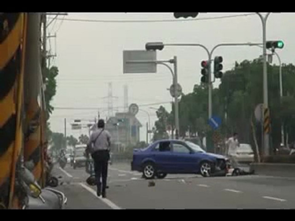 Mixis.fr_Accident Violent Scooter Et Voiture...