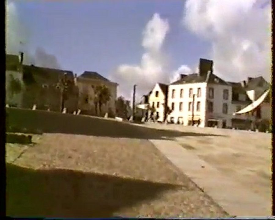 Quimperlé place St Michel et son Eglise octobre 1995 .