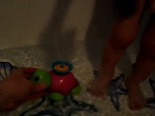 quentin dans le bain et madame tortue