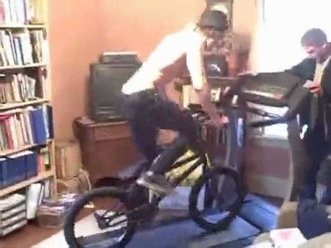 Régis fait du vélo en appart