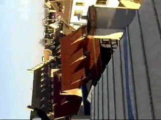 Pascal danse sur Staying Alive des Bee Gees.