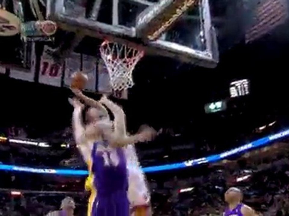 Michael Beasley slams down against Pau Gasol