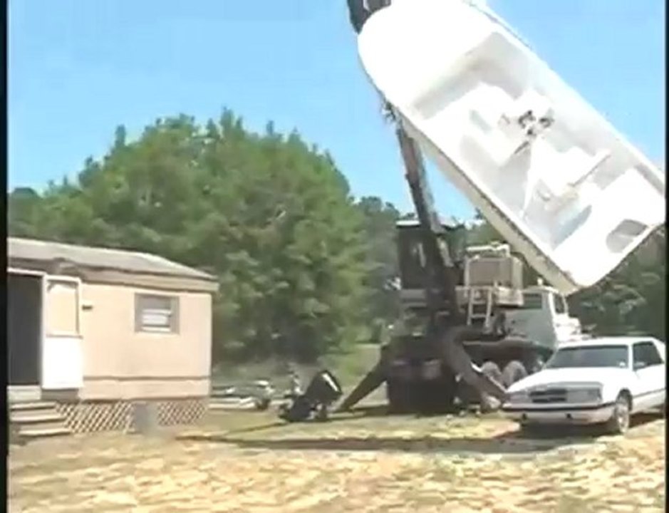 Marito geloso demolisce la casa del rivale