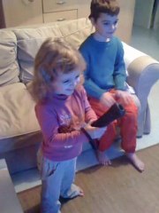 Nina joue à Wii sport !!!!