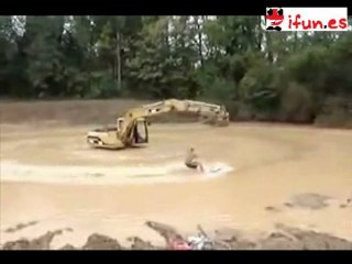 Esqui acuatico ayudado por una excavadora