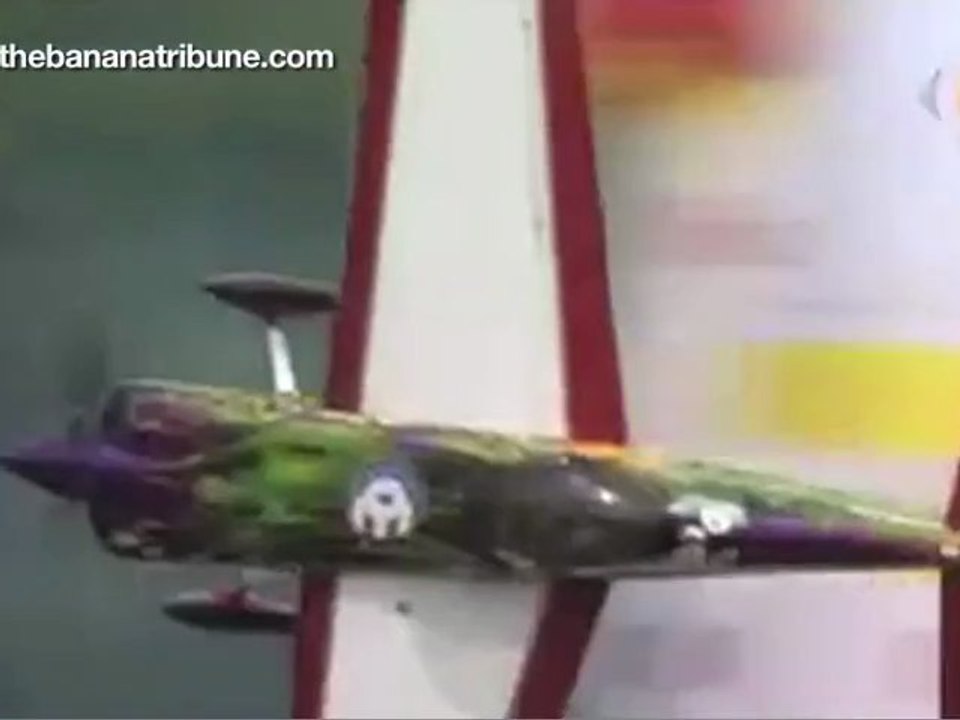 Un niño dirige el tráfico aéreo