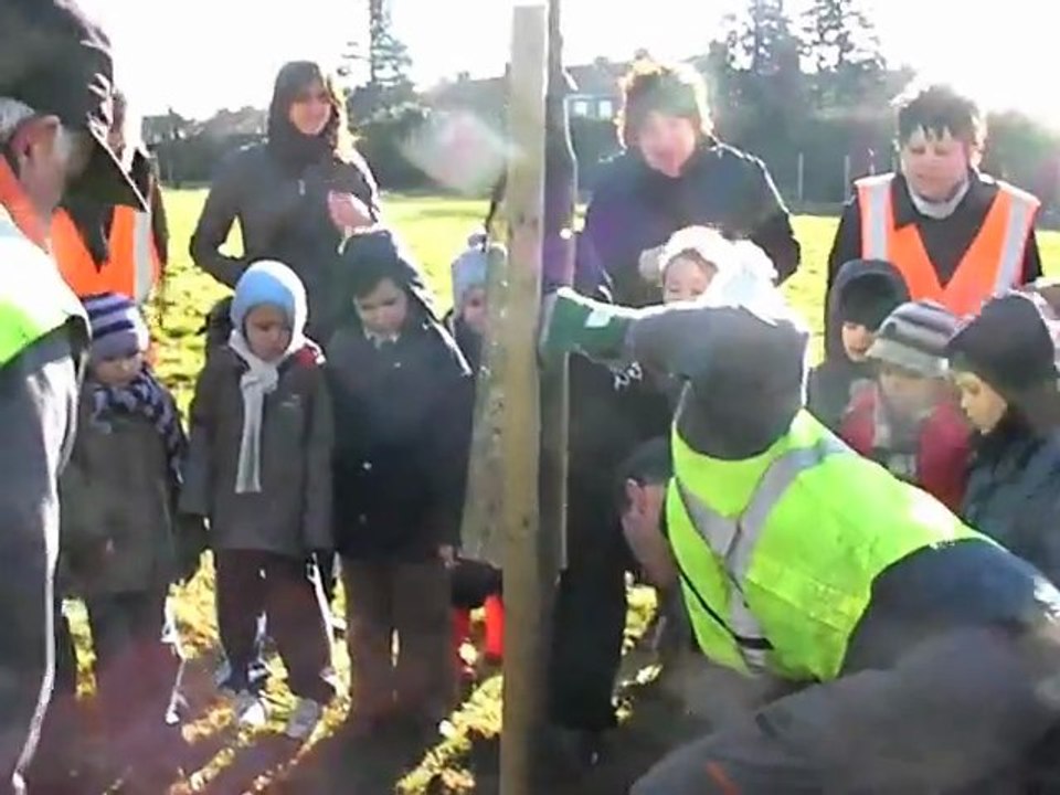 Les écoliers de Dainville plantent des arbres fruitiers