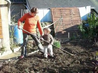 je fais le jardin avec mamoune