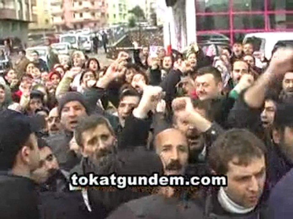 TEKEL İŞÇİLERİ BAKANI AKDAĞ'I PROTESTO ETTİ