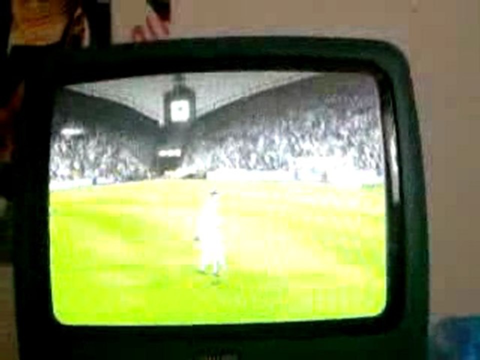 Fifa 10 - Demi-volée magnifique .