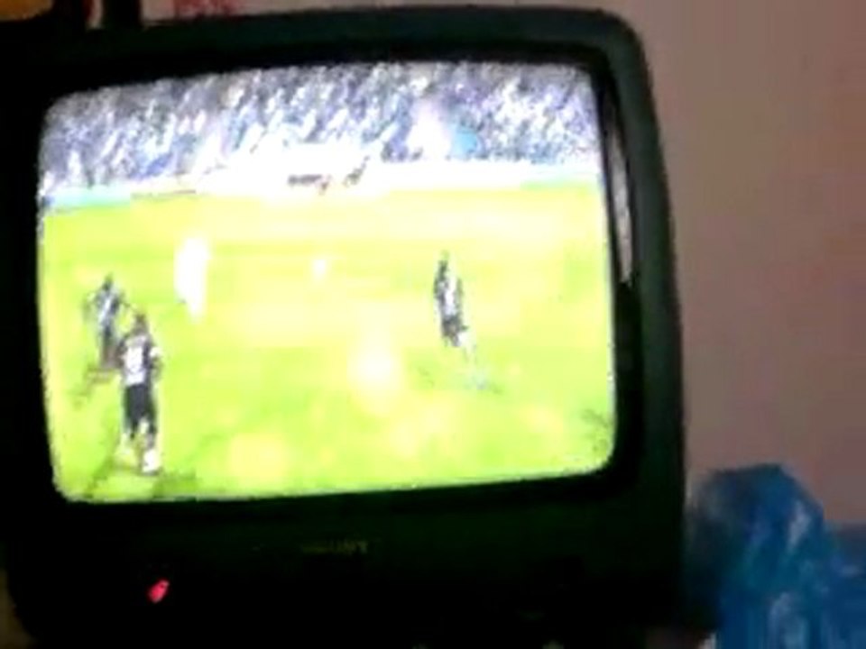 Fifa 10 - Coup franc joué rapidement .