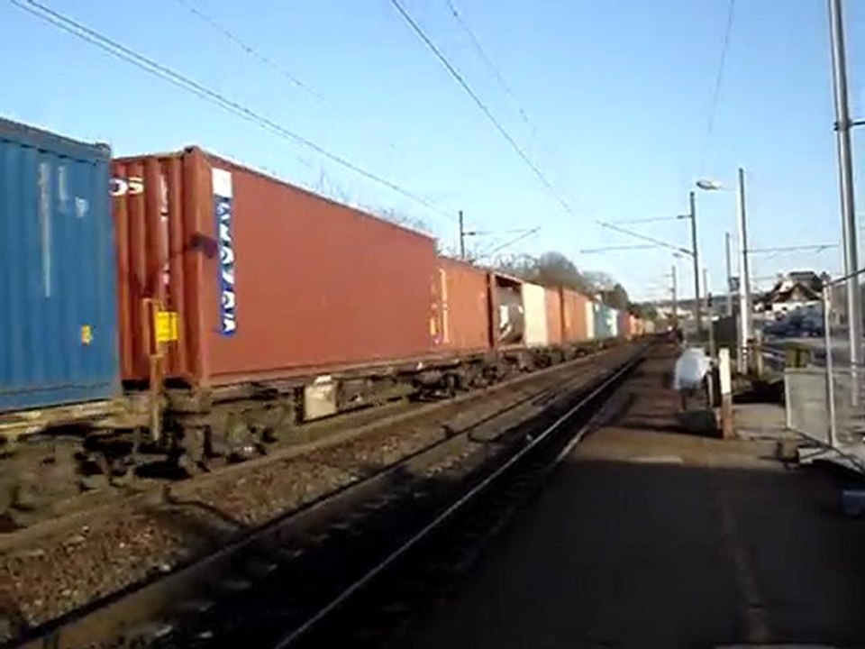 Mulhouse Dornach : passage d'un train de contenaires