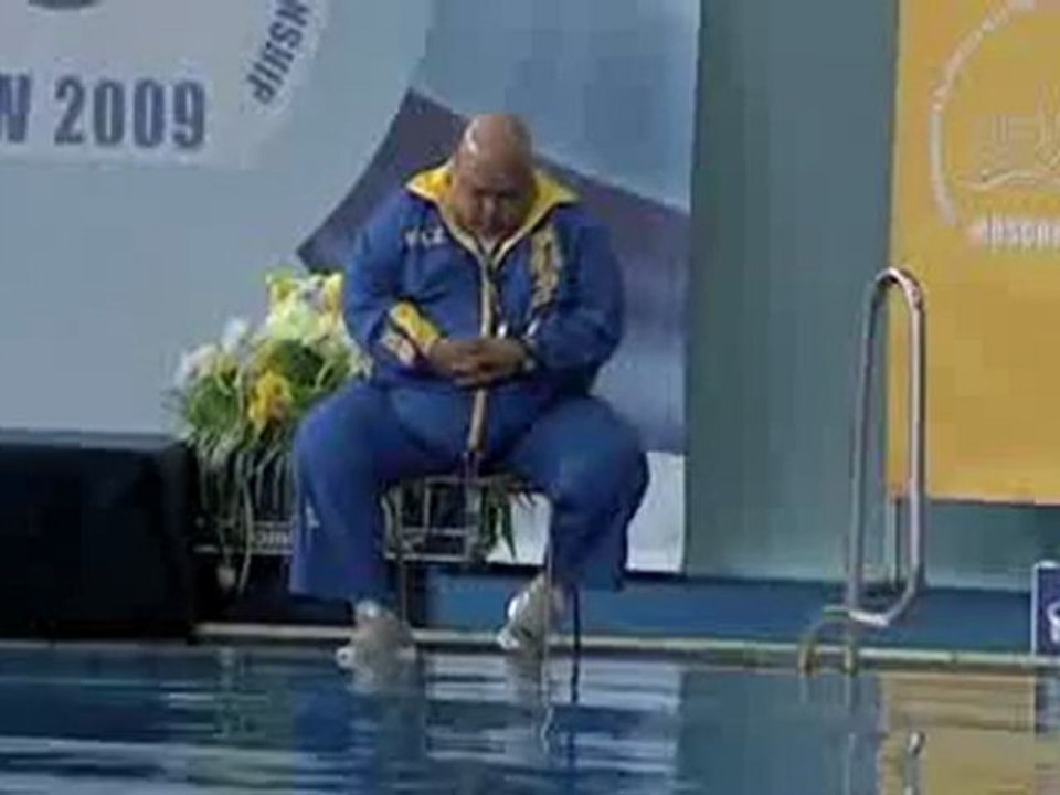 regis s'assoupie en face d'une piscine