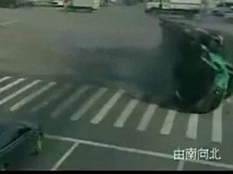 Un camion écrase une voiture choc accident violent