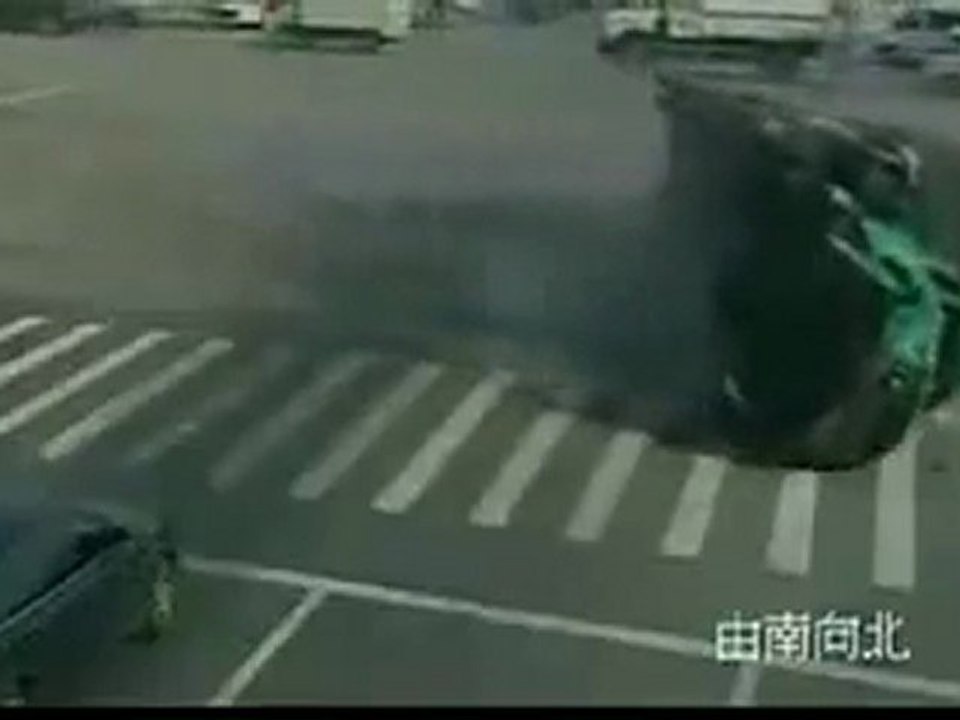 Un camion écrase une voiture choc accident violent