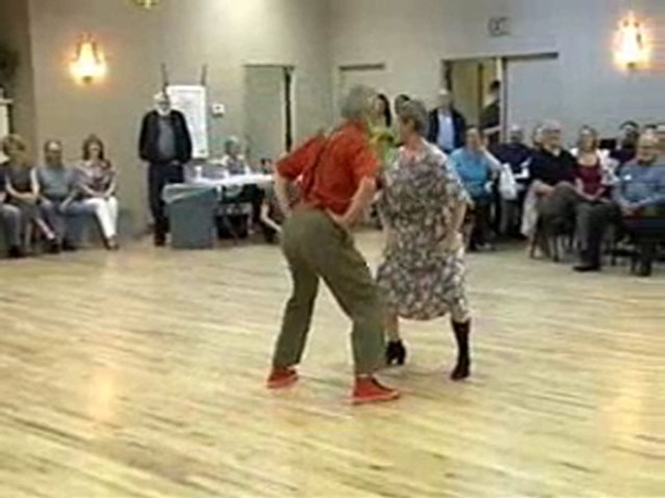 papy et mamie dansent