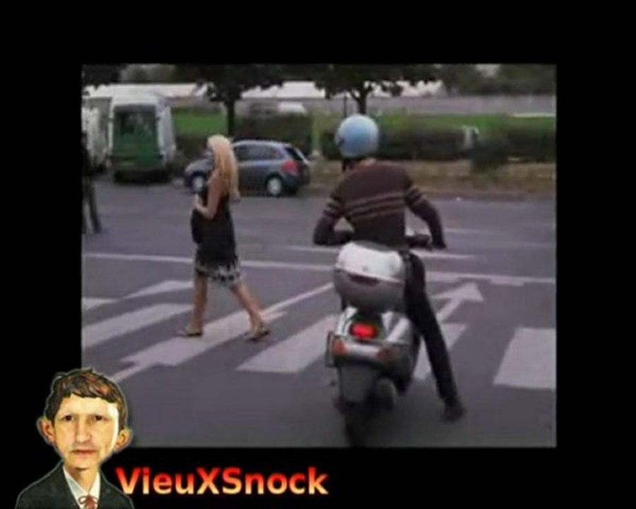 Jolie blonde se fait draguer