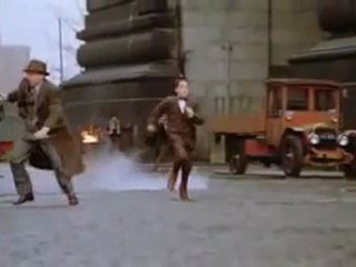 Я поскользнулся из к/ф "Однажды в Америке"