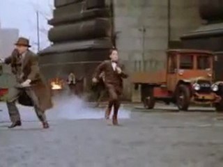 Я поскользнулся из к/ф "Однажды в Америке"