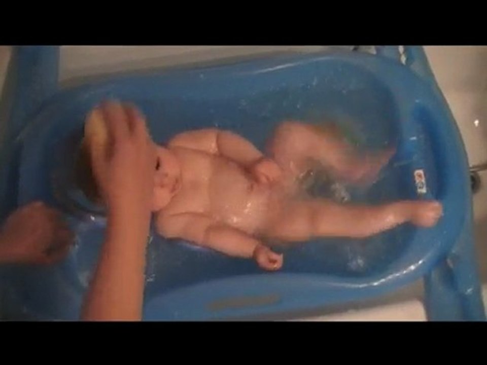 Léa dans le bain
