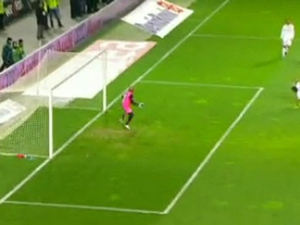 Güiza golü kaçırdı, tribündeki Fenerbahçeli yaşlı çift çıldı