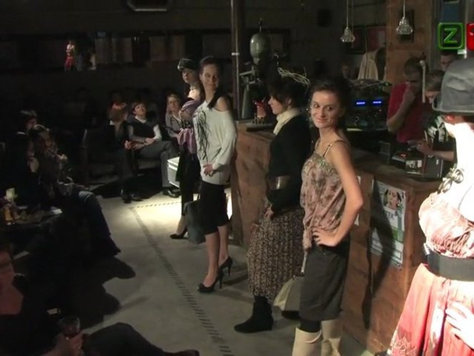 Pokaz mody magazyn cafe