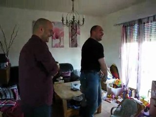 Deux mâles et des lapins crétins