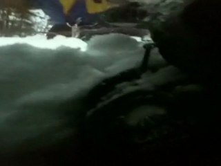 Perchman pris dans une avalanche