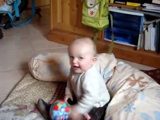 Léo joue à la balle