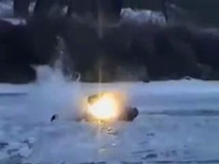 Régis fait du motoneige sur de la glace fondue