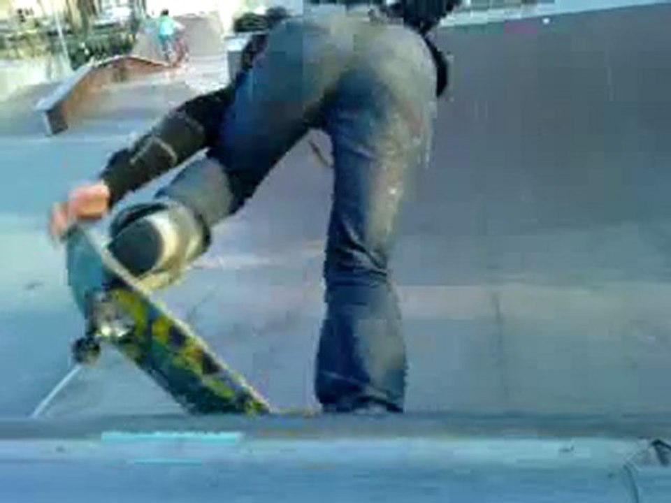 demi tour sur ramp avc la main sur le nose